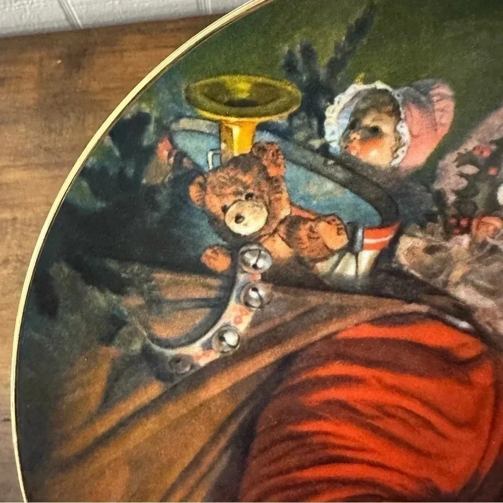 Avon The Magic That Santa Brings 1987 Gold Trimmed Vintage Decor Plate